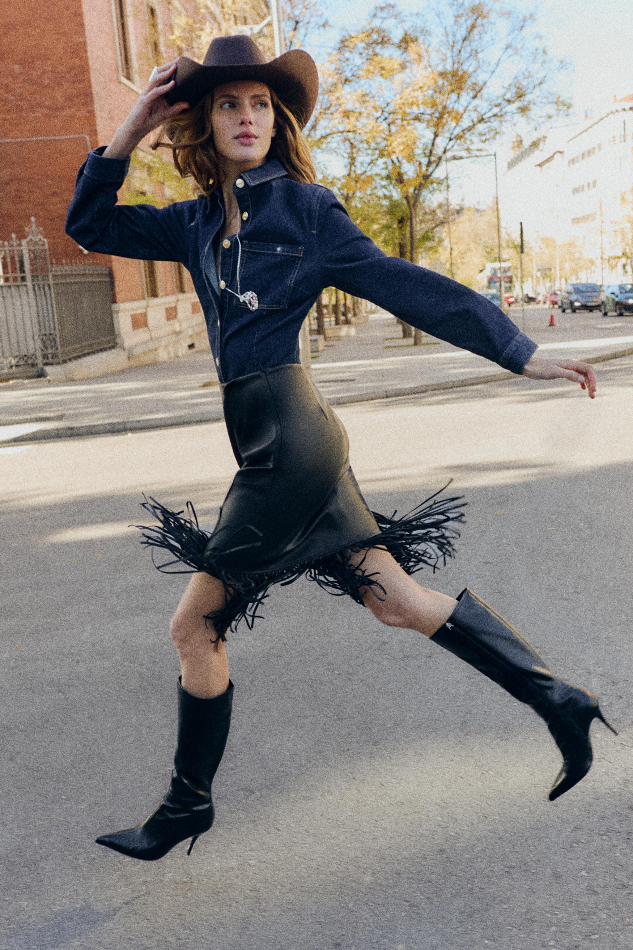 JUPE MI-LONGUE À FRANGES MATIÈRE SYNTHÉTIQUE